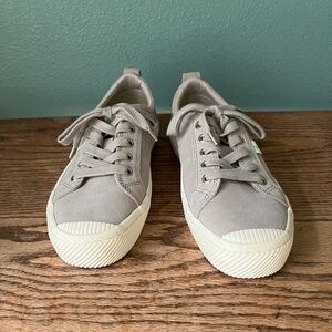 Cariuma OCA Sustainable Sneaker Warm Gray Suede Women's Size 7 Men's Size 5.5